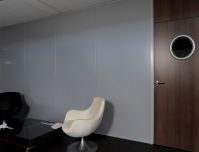 Cloison module plein bord à bord avec porte bois imposte filante et oculus